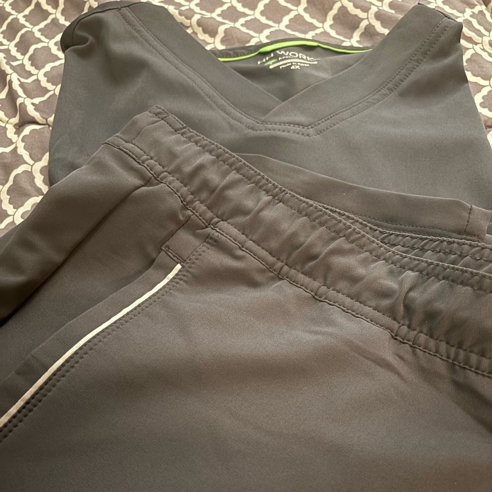 New with tags MENS scrub set